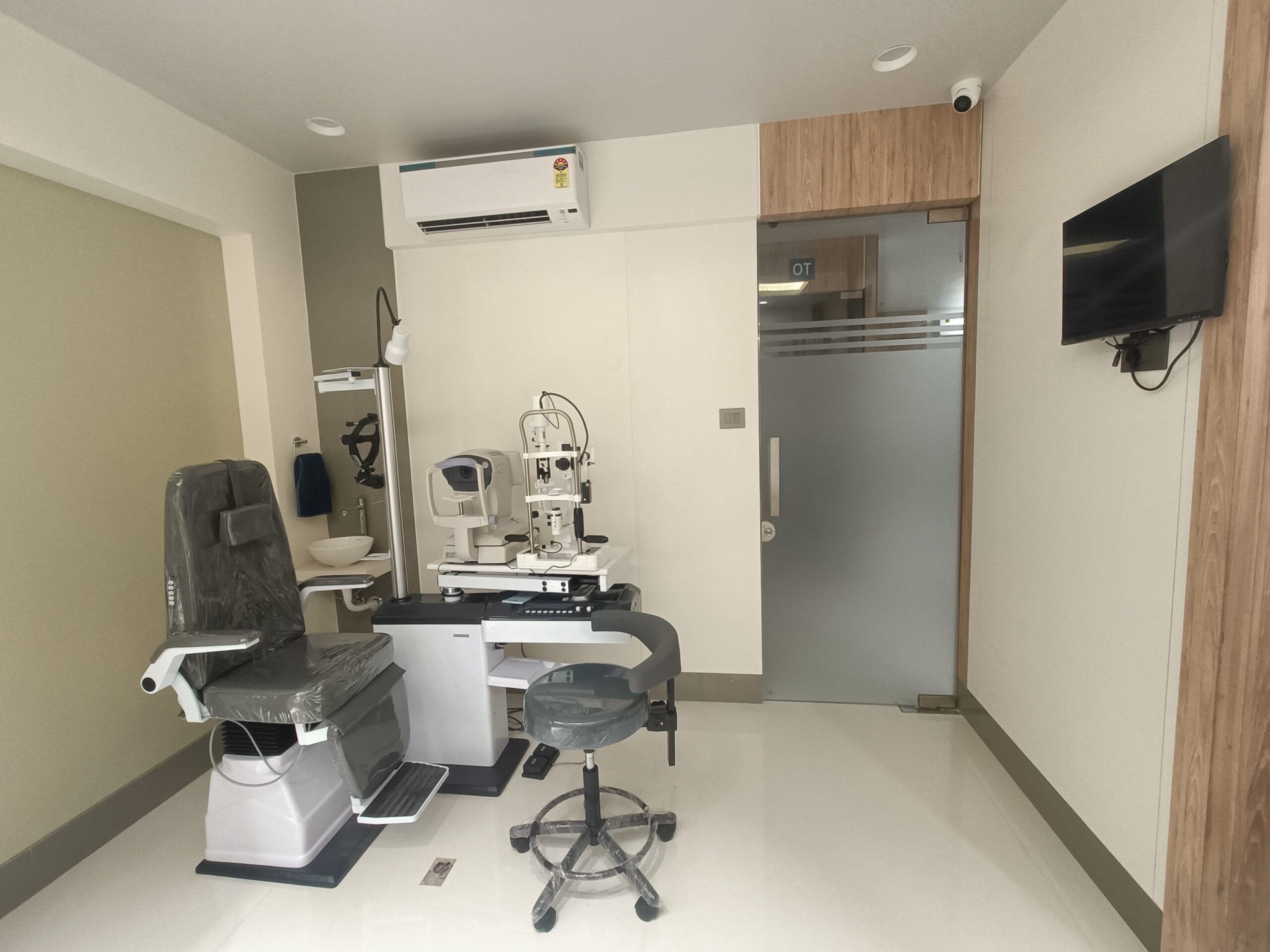 Modern ophthalmology examination room at Arham Eye Care with slit lamp and autorefractor
